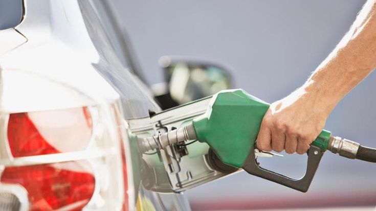 Contro-esodo meno salato per gli automobilisti: benzina ai minimi da gennaio. Ma sul petrolio pesano le tensioni geopolitiche