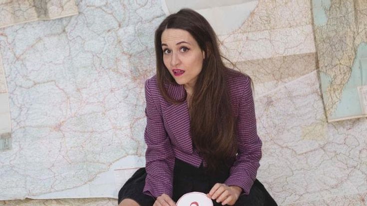 Giulia Pont, satira su una generazione sempre fuori tempo