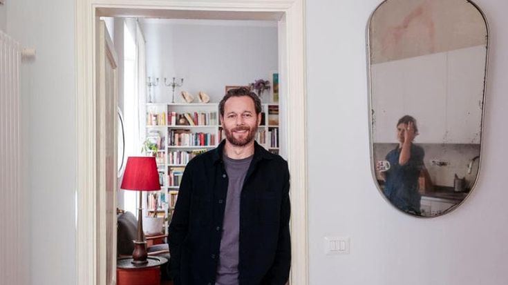 A casa di Giorgio Marchesi: “Mobili e specchi anni ‘20, all’Esquilino il mio angolo di Mitteleuropa”
