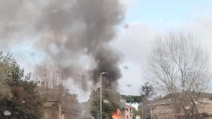 Paura a Genzano, scuolabus prende fuoco con la scolaresca a bordo