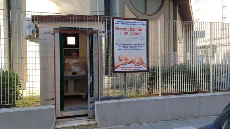 Neonato morto, investigatori sulle tracce della madre e sul collegamento parrocchia-Policlinico