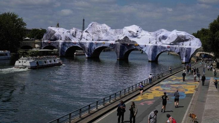 Sorpresa a Parigi: c’è una grotta sul Pont Neuf. La firma JR, è un omaggio a Christo e Jeanne-Claude