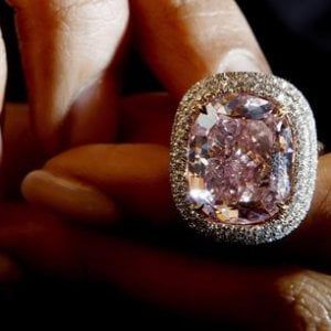 Svizzera, le famiglie del Golfo in crisi di liquidità. Rolex e gioielli in pegno per ottenere contanti