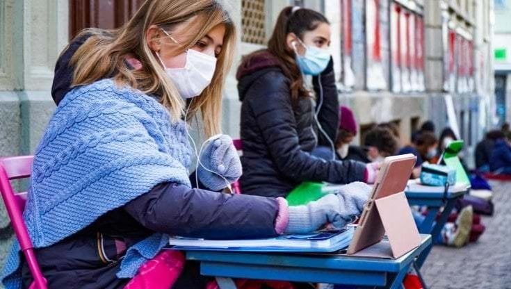"No alla Dad, inutile e dannosa": dalle strade di Torino la voce di Anita e Maia arriva in Parlamento