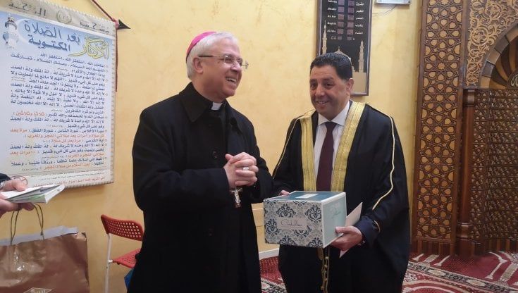 Catania, l'arcivescovo visita la moschea: "Dialogo e pace in tempo di Pasqua"