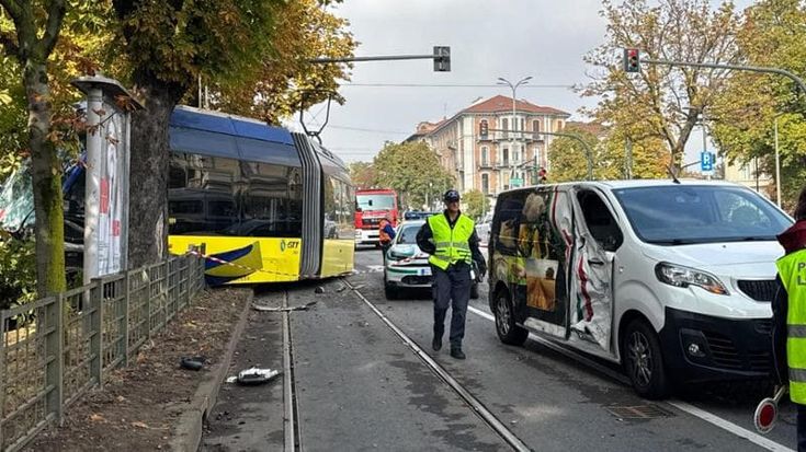 Corso Einaudi, furgone invade corsia Gtt e sperona maxi tram che deraglia: 4 passeggeri in ospedale