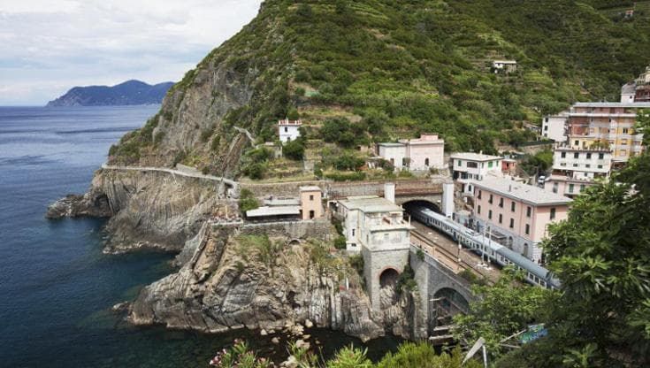 Ferrovie italiane a prova di clima? La mappa dei binari costieri a rischio è un mistero
