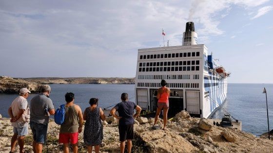 Migranti, la nave quarantena resta al largo di Lampedusa