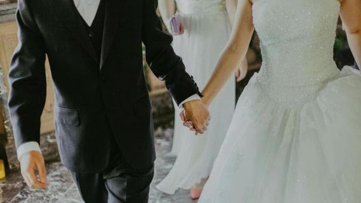 Si sposa, ma aveva già un marito: indagata. Il falso certificato di nozze creato con l’IA
