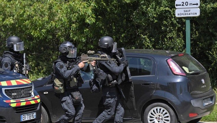 Francia, torna la paura dell'estremismo islamico: un uomo accoltella una poliziotta. Era noto per le sue posizioni radicali