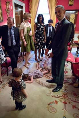 Bimba fa i capricci alla Casa Bianca: la foto con Obama è virale
