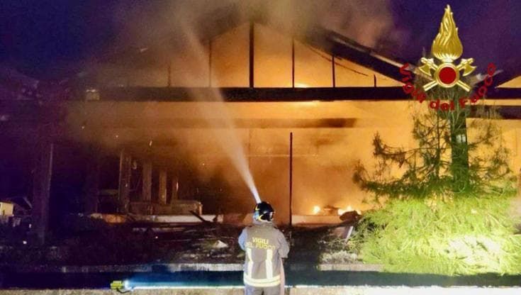 In fiamme i capannoni di Arredo Verde, indaga la polizia