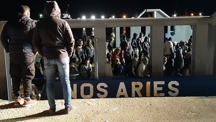 Pozzallo, approda un peschereccio con 505 migranti. Il sindaco: "Non ci sono profughi di serie A e profughi di serie B"