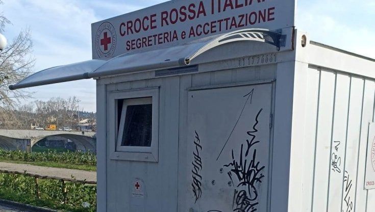 Firenze, il casotto per i tamponi della Croce Rossa alle Cascine occupato da quattro persone e ricovero di oggetti rubati  