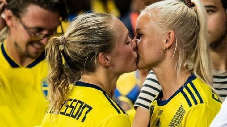 Madgalena e Pernille, il bacio che fa (ancora) notizia