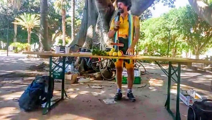 Celebra la messa in tenuta da ciclista, bufera sul prete a Mazara del Vallo
