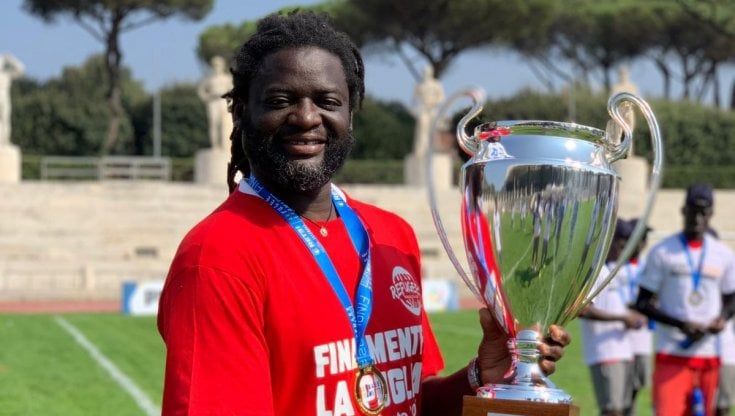 Calcio, il primo allenatore di Cissé che in Salento trasforma i rifugiati in campioni: "Accolgo tutti, anche un italiano. L'integrazione si fa sul campo"
