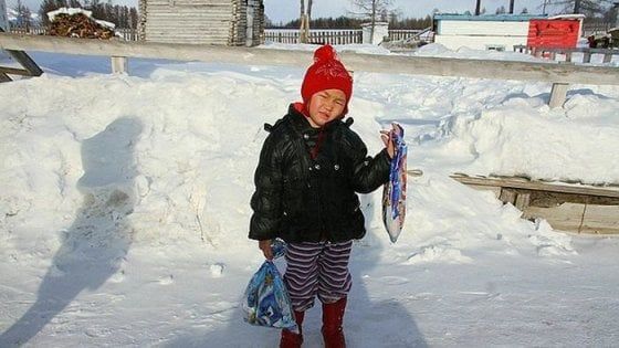 Saglana, la bimba che attraversa il bosco siberiano per aiutare i nonni