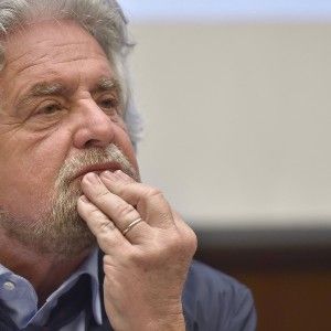 Mps, Grillo: "Questa &egrave; mafia del capitalismo". Contro il bilancio di Profumo: "&Egrave; comico"