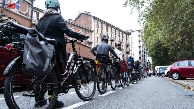 Bimbo morto investito, ciclisti all’attacco. Il Comune: “Le auto riducano la velocità”