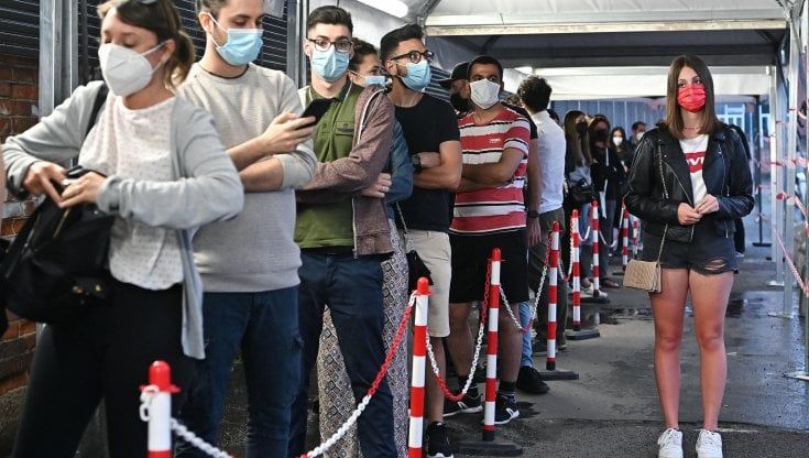 Vaccinazioni, la notte dei mille tra fiale e deejay. “Per noi giovani l’estate inizia ora”
