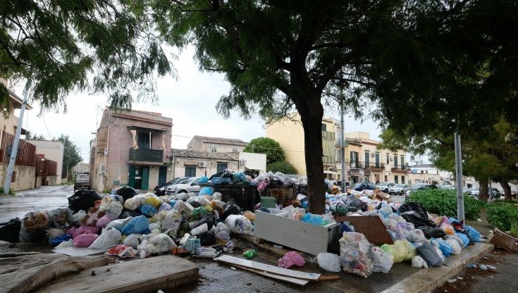 Orari di lavoro, mezzi guasti, code in discarica: ecco come si crea l'emergenza rifiuti a Palermo