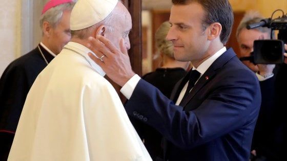 Macron a Roma, lungo colloquio con il Papa: "La soluzione è lo sviluppo dell'Africa"