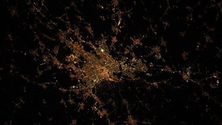 Torino vista dallo spazio . E  Samantha Cristoforetti agli studenti: "A volte è dura, ma hai questo"