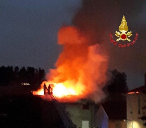 Maltempo a Milano, un fulmine colpisce il tetto e si incendia il palazzo: evacuate dieci persone
