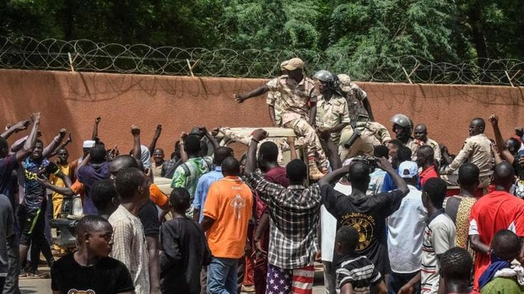 Niger, il golpe continua: arrestati quattro ministri. Parigi ordina l’evacuazione dei cittadini francesi da Niamey