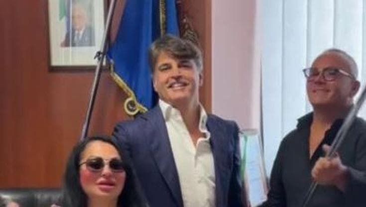 Di Fenza, protagonista del video con Rita De Crescenzo: “Voglio candidarmi, ho parlato con Cirielli”