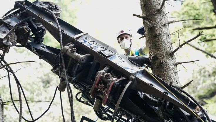 Funivia caduta, l'ipotesi della procura: a spezzare la fune l'uso massiccio dei ceppi ai freni