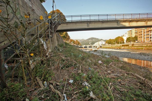 Tronchi e macerie, il Bisagno ancora a rischio