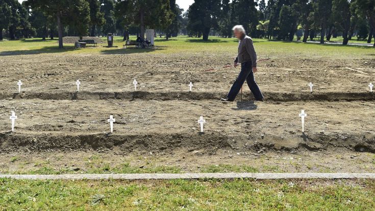 Fiori "anonimi" per le croci della generazione perduta, sono le vittime del virus che nessuno ha reclamato