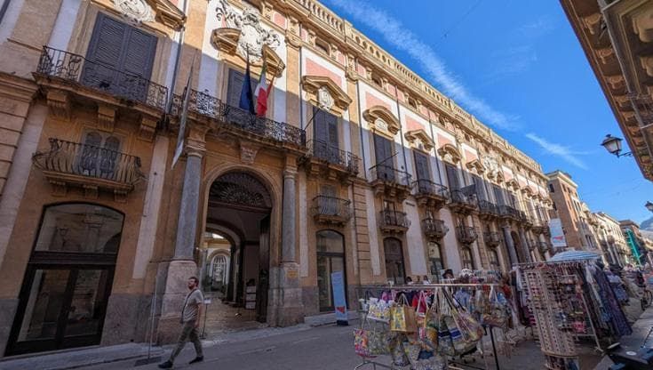 Nuove regole per le rastrelliere, stretta sui negozi di souvenir