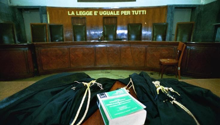 Il video di un incidente mortale diffuso sui social, condannato vigile urbano. Risarcirà i familiari