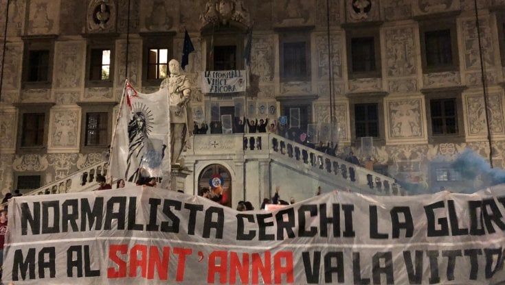 Pisa, dalla goliardia ai cori omofobi finisce in lite la sfida tra super atenei