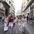 Attrici e modelle in costume contro la tratta delle donne nigeriane: il flash mob del San Carlo