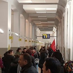 Gli sfrattati occupano l'Anagrafe: "Risposte dal Comune  o non ce ne andiamo"
