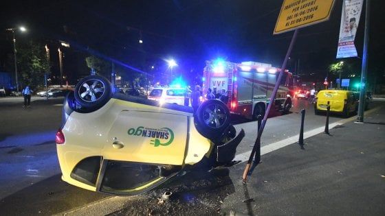 Milano, in scooter a 14 anni con un amico tenta di rapinare una 19enne: lei reagisce e l'auto si ribalta