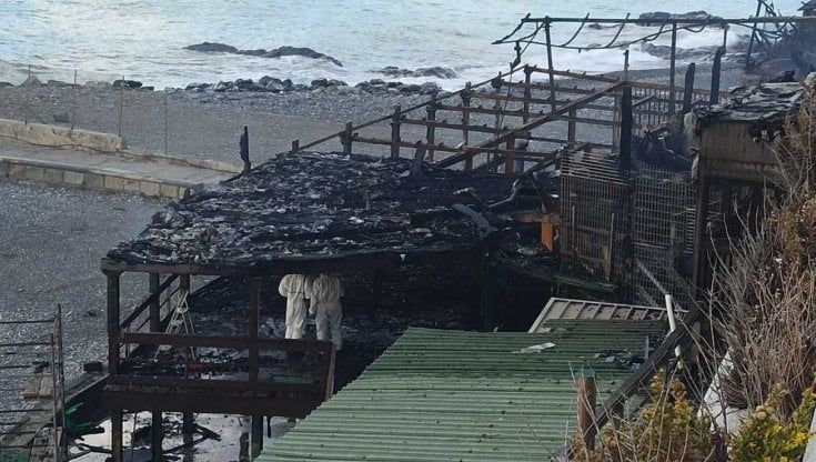 Genova, incendio nella notte ai Capo Marina: un ustionato a Villa Scassi