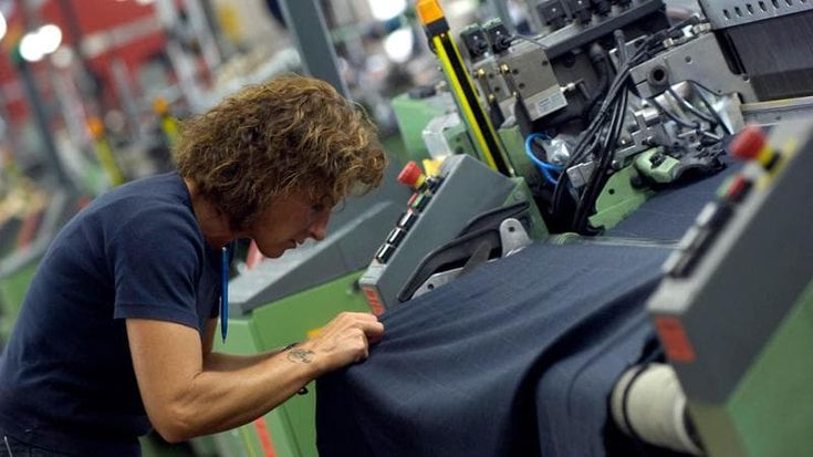 Basta sprechi: l’Ue accelera sullo stop alla distruzione di scarpe e vestiti invenduti