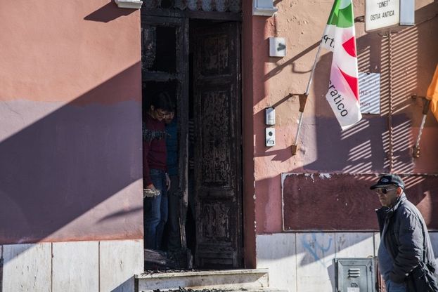 Ostia, incendiato il portone del circolo Pd di via Gesualdo