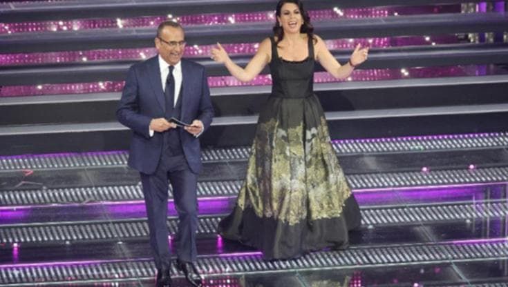 "Carlo, te lo buco quell'orologio": Geppi Cucciari conquista l'Ariston, le battute più esilaranti