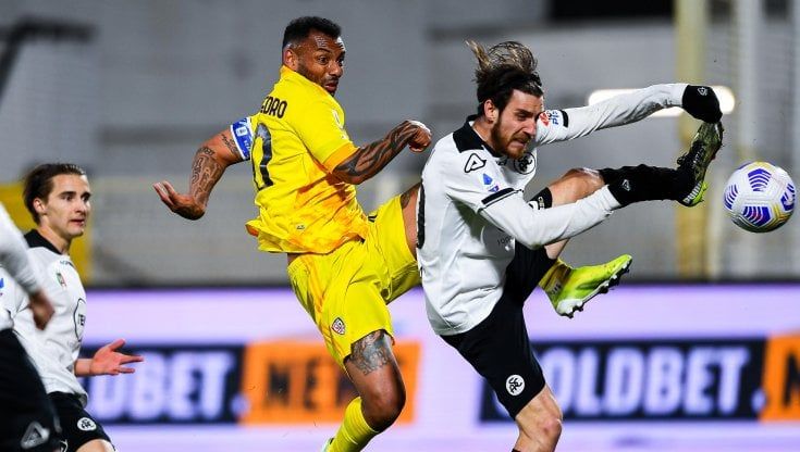 Spezia-Cagliari 2-1: Piccoli-Maggiore, vittoria salvezza. Il Var stoppa i sardi