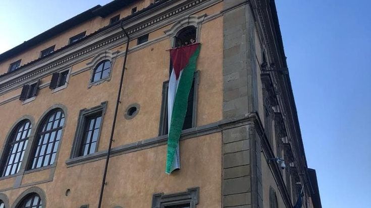 Scuola, striscione pro Palestina rimosso al Machiavelli-Capponi. Preside: “Ma noi sensibili al tema”