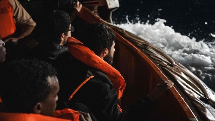 Run away boat, l’ultima trovata degli scafisti: butta il migrante in mare e scappa