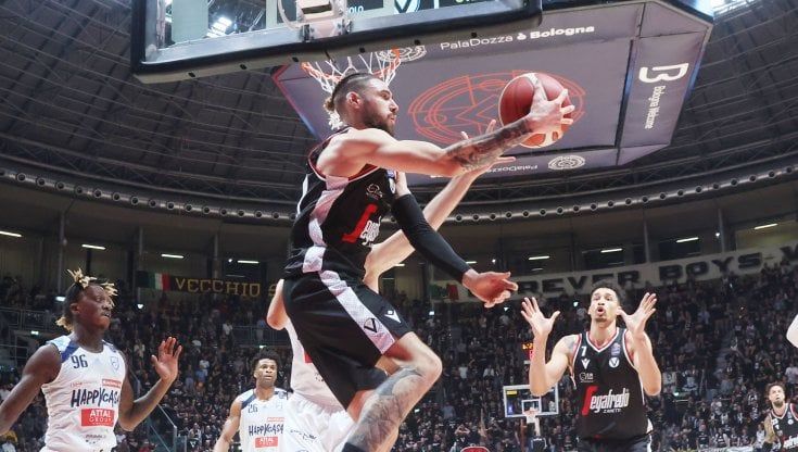Basket, Virtus Bologna sempre a punteggio pieno, Milano vince a Treviso