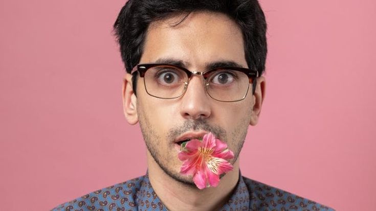 Valerio Lundini: “In giro c’è tanta gente strana, è lì che trovi la nuova comicità”