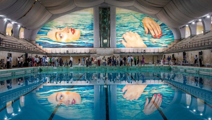 Alla piscina Cozzi la bella addormentata nell'acqua di Cattelan